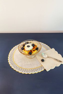 Altın işlemeli bir komposto üzerine işlenmiş krem karamel tatlısı..