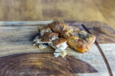 Siyah ceviz ağacından kesme tahtasında gevrek biberiye domuz göbeği..