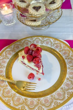 Pasta tezgahında resmi bir masası olan ahududulu limonlu pasta..
