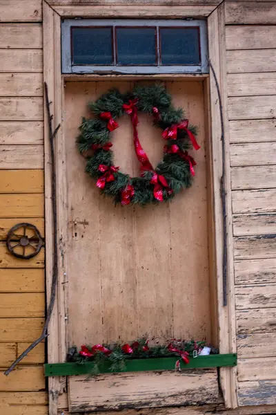 Eski bir evin girişi, sıcak bir ton.