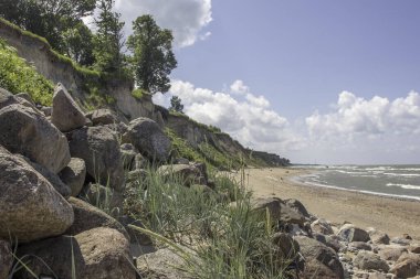 Güneşli bir günde deniz ve kayalar
