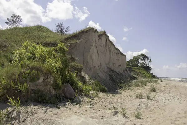 Yazın deniz manzarası ve kumsalda gökyüzü.. 
