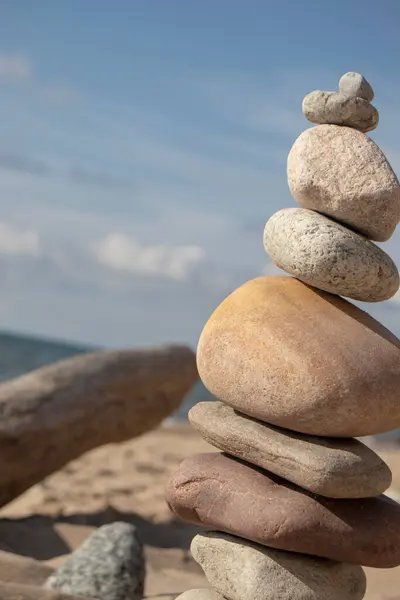 Yazın, Avrupa 'nın kırsal kesimlerinde, ormandaki bir nehre yakın. 