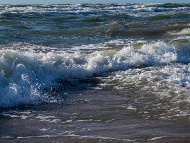 Karadeniz kıyısında dalgalar