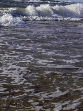 Akdeniz sahillerinde deniz dalgaları