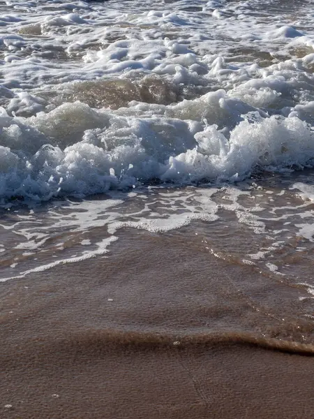 Sahilde dalga köpüğü