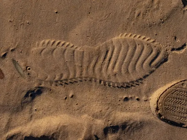 Denizin kumlarında ayak izleri.