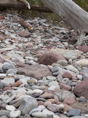 Deniz kıyısında taş