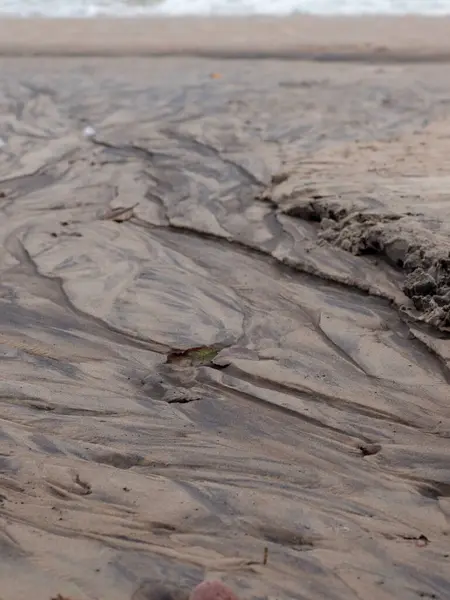 Deniz dalgalarla yıkanır.