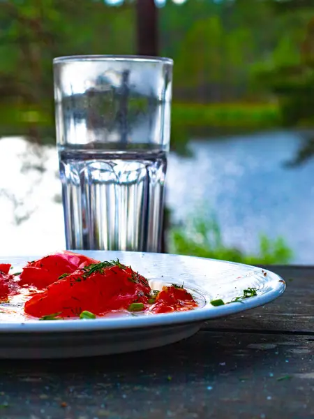 Beyaz tabakla dikey domates çorbası.