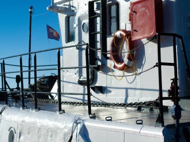 Denizde bir teknenin yakınında.