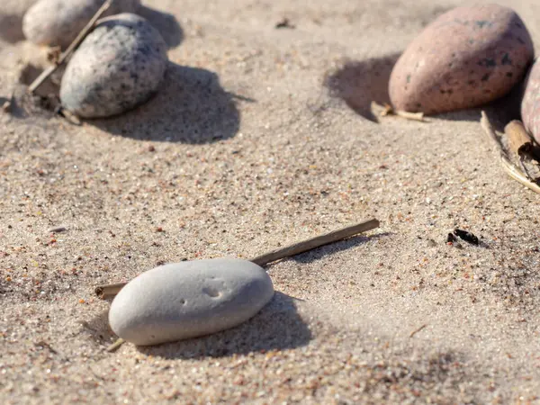 Kumsalda çakıl taşları