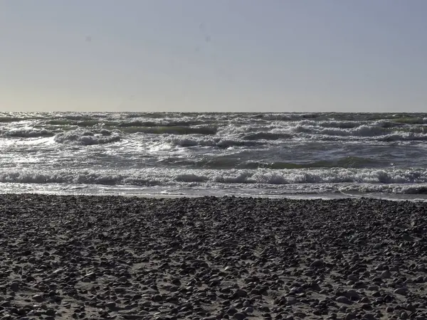 Karadeniz sahilinde deniz dalgaları
