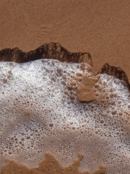 Kumsalda köpük ve kum