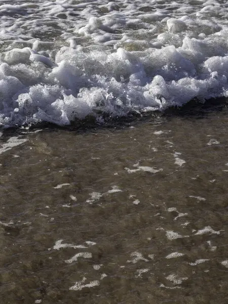 Sahildeki deniz dalgaları