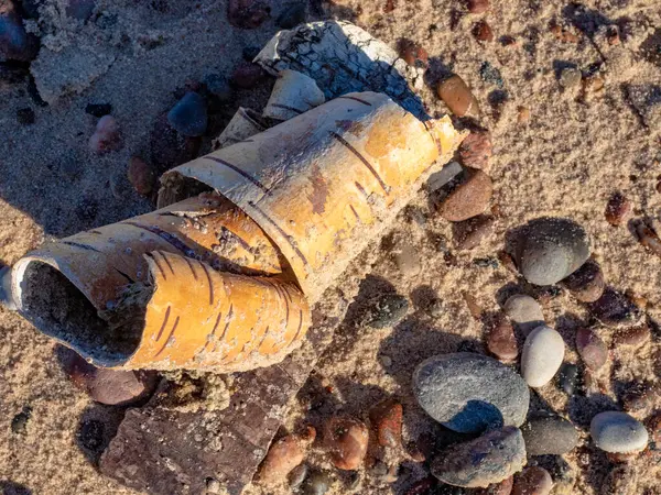 Sahilde bir şişe suyun yakın plan çekimi.