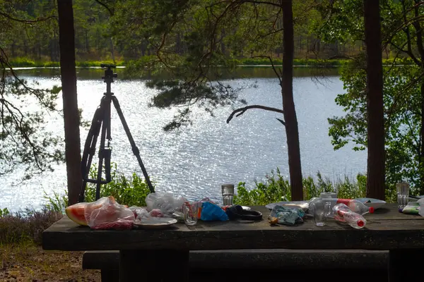 Nehir kıyısındaki çöp.