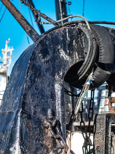 İple bir teknenin yakın plan çekimi.