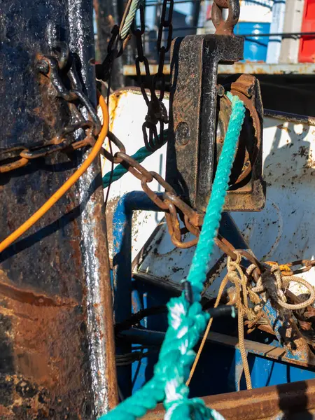 Bir halat ve bir tekne ile eski paslı çapa