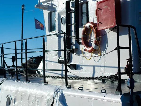 Denizde bir teknenin yakınında.