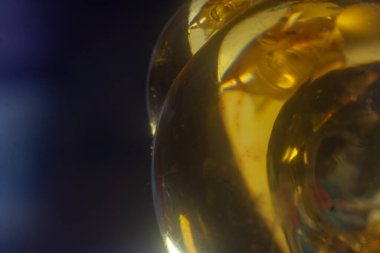 Bulanık bir arkaplanı olan altın topa yakın plan