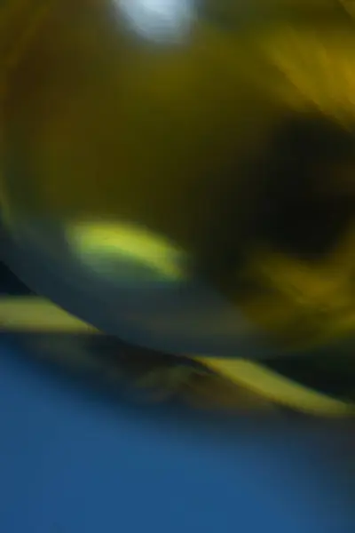 Bir bardak suyla soyut bir arkaplan