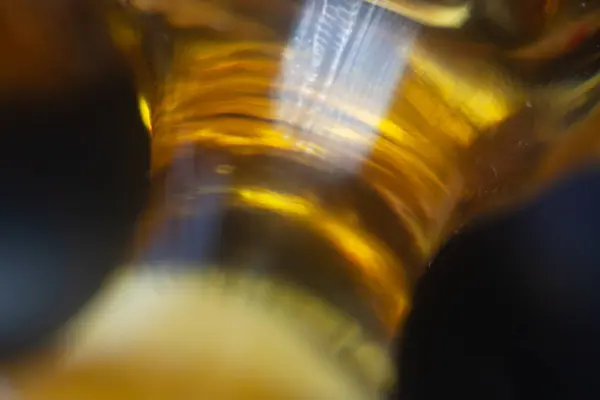 Kavanozdaki bulanık bokeh arkaplanlı kenevir yaprağının makro görüntüsü