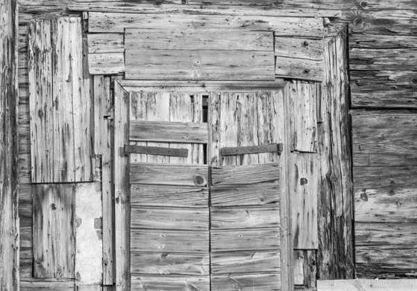 Penceresi olan eski ahşap bir ev