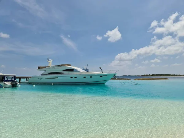 Bateau Croisière Blanc Dans Océan Indien Bleu Plage Des Maldives — Photo