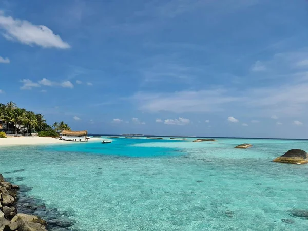 Mavi suyu, mavi gökyüzü ve berrak denizi olan güzel tropikal bir sahil. Yukarıdan bak. Kihaa Maldivler. Palmiyeli Maldivian altın plajı