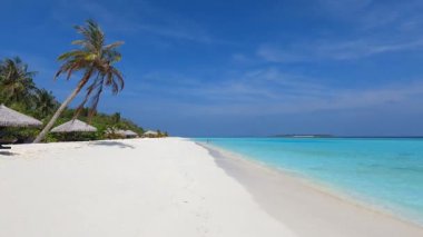 Maldivler, beyaz kumsallar, berrak suyla mavi göl, güneşli. Kıyıda palmiye ağaçları, olağanüstü güzellik, cennet, lüks, Hint okyanusu. Tropik cennet kumsalı 