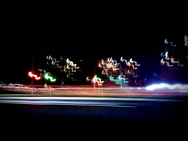 道路上的红绿灯小径 — 图库照片