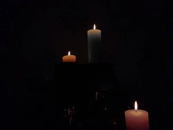 Nahaufnahme Einer Brennenden Kerze Auf Schwarzem Hintergrund — Stockfoto