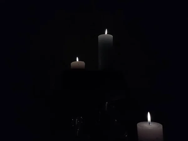 Weiße Brennende Kerzen Der Nacht Auf Schwarzem Hintergrund — Stockfoto