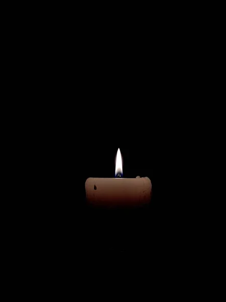 暗い背景で燃えているキャンドル — ストック写真