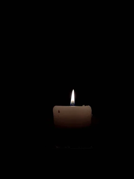 Kerze Brennt Einem Dunklen Raum — Stockfoto