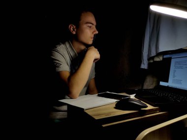 Elinde kitapla gözlüklü bir adamın portresi..