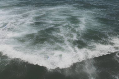 Köpüklü su dalgaları ve beyaz deniz dalgaları