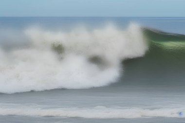 Kumsalda fırtına, deniz ve suyun dalgaları.