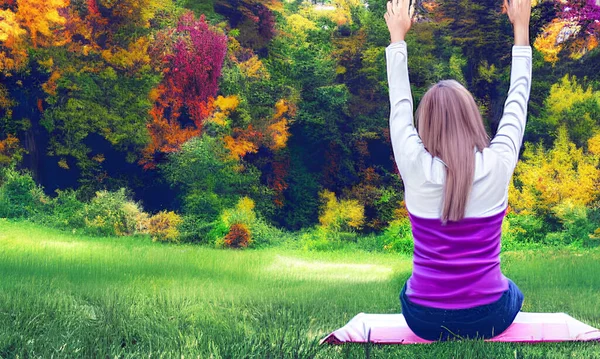 Jonge Vrouw Het Beoefenen Van Yoga Het Park — Stockfoto