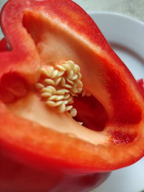 Ahşap arka planda taze kırmızı biber 