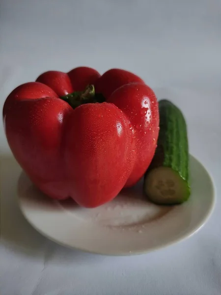 Beyaz Arkaplanda Kırmızı Biber Salatalık — Stok fotoğraf