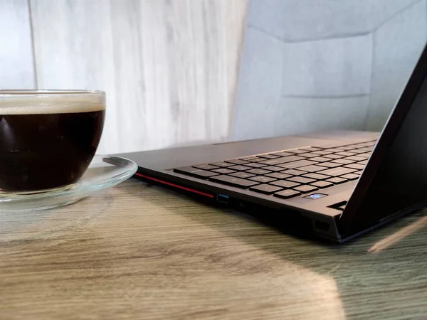 Laptop Xícara Café Mesa Madeira — Fotografia de Stock