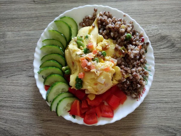 Karabuğday Yumurta Sebzeli Sağlıklı Kahvaltı — Stok fotoğraf