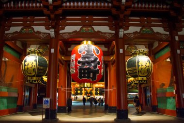 Sensoji Tapınağı 'nın gece lambası - Asakusa Bölgesi, Tokyo - Japonya, tarihi mimari.