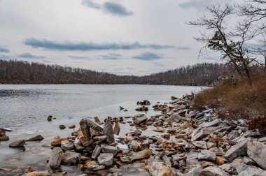 Sunfish Pond, New Jersey ABD 'de kış sonu, Hardwick Kasabası, New Jersey