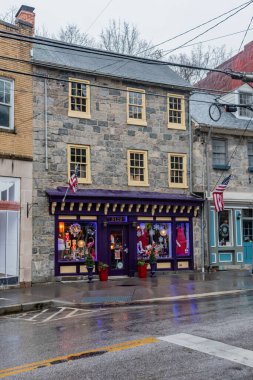 Yağmurlu bir günde festival mağazası önü, Ellicott City, Maryland ABD