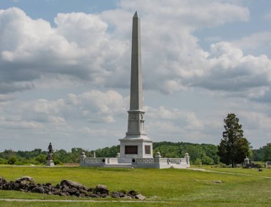 Bulutlu Bahar Gününde Birleşik Devletler Düzenli Anıtı, Gettysburg Savaş Alanı ABD