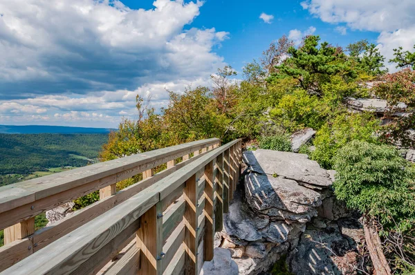 通往峰顶的桥 美国弗吉尼亚的大石山 — 图库照片