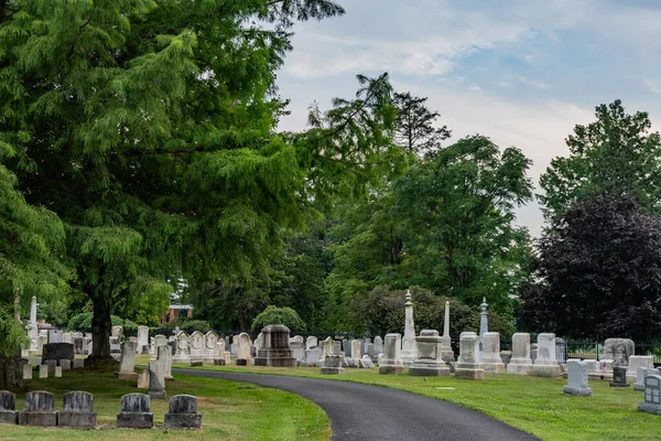 Dusk, Gettysburg Pennsylvania 'daki Evergreen Mezarlığı' ndan geçiyoruz.